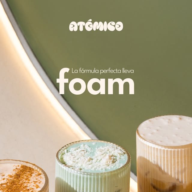 Tres bebidas con foam en vasos acanalados