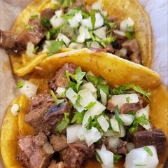 Combo Turf: tacos de pollo y arrachera