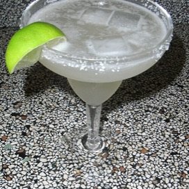 Barra clásica · Margarita · Mezcalita · Mojito · Piña colada · Daiquiri · Gin tonic · Jagger bomb · Ruso blanco · Sex on the beach · Tequila sunrise · Vodka soda · Martini · Negroni · Old fashion · Michelada 1 L