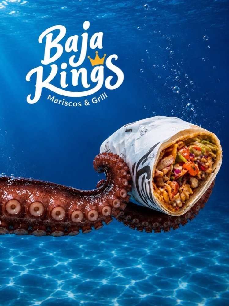 Burrito de pulpo enchilado abierto, abrazado por un tentáculo de pulpo bajo el agua