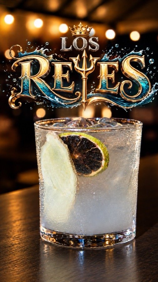 Coctel transparente con rodaja de limón deshidratado
