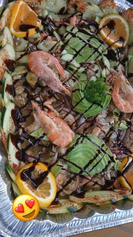 Charola de mariscos con camarones, pepino, aguacate y naranja