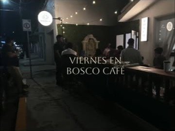 Terraza nocturna de Bosco Café con serie de focos y gente en la barra