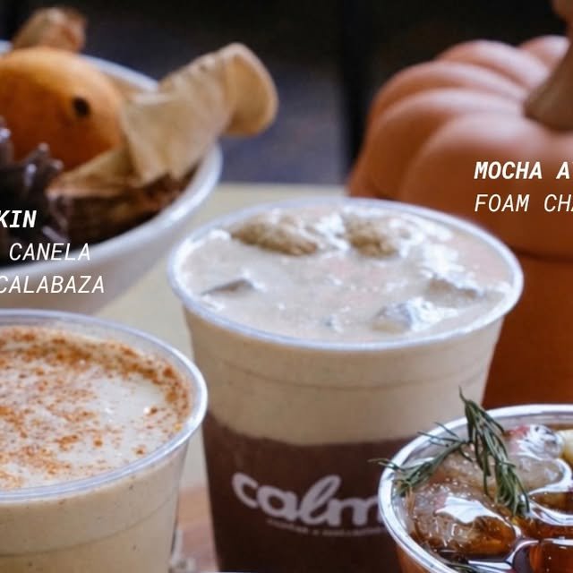 Bebidas de otoño de Calma: honey pumpkin latte con canela, Mocha Avellanado con foam y tónico de romero con hielo
