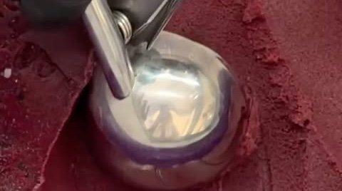 Bola de açaí recién servida con cuchara de acero