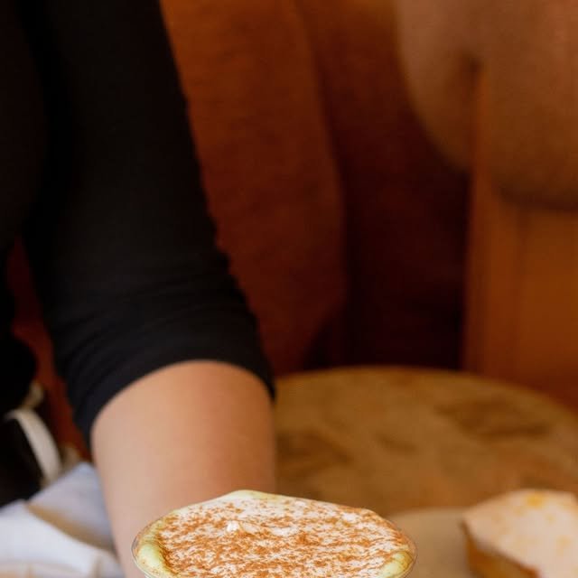 Pumpkin Spice Matcha con espuma y canela espolvoreada servido en la barra