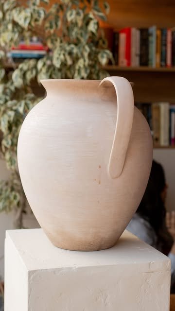 Ánfora de barro sobre pedestal