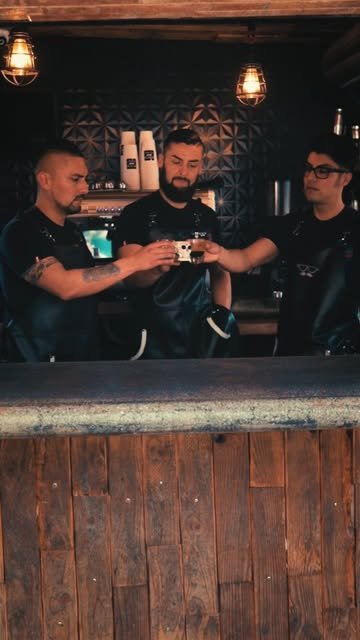 Reel: los baristas brindan con café en la barra