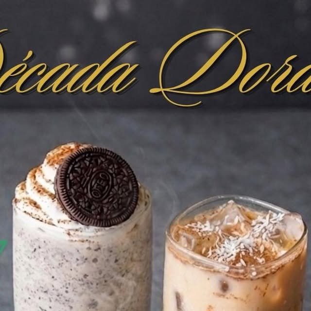 Frappé Chai D'Oreo con crema batida, canela y una galleta Oreo encima, junto a un Chai de coco con hielo