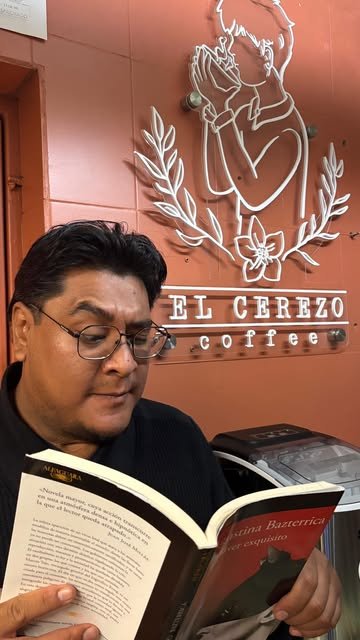 Reel del club de lectura frente al letrero