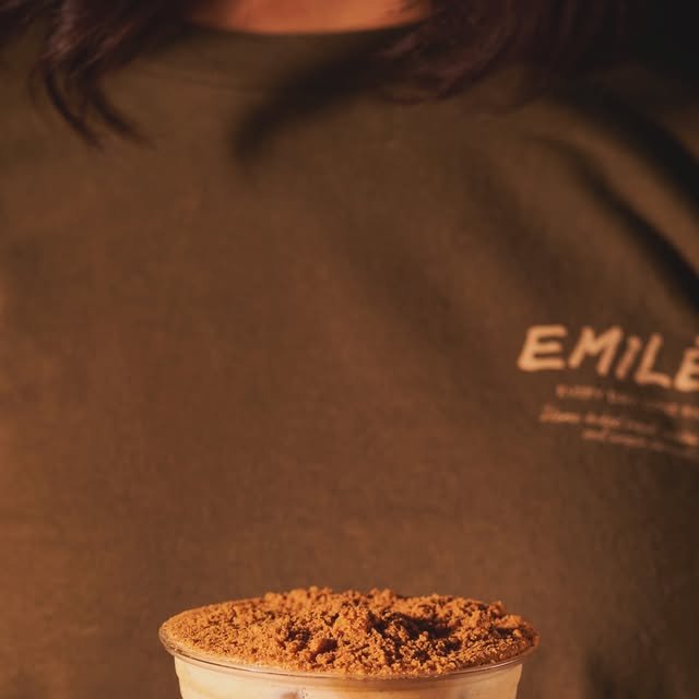 Pumpkin Spice Latte de Emiléo coronado con crumble de galleta hecha en casa