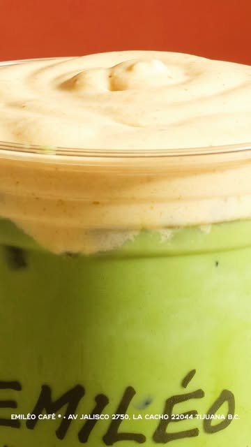 Pumpkin Spice Matcha con espuma de calabaza