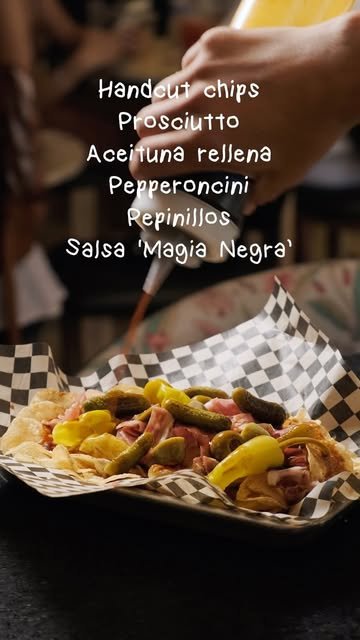 Ham and Chips con prosciutto, pepinillos y pepperoncini
