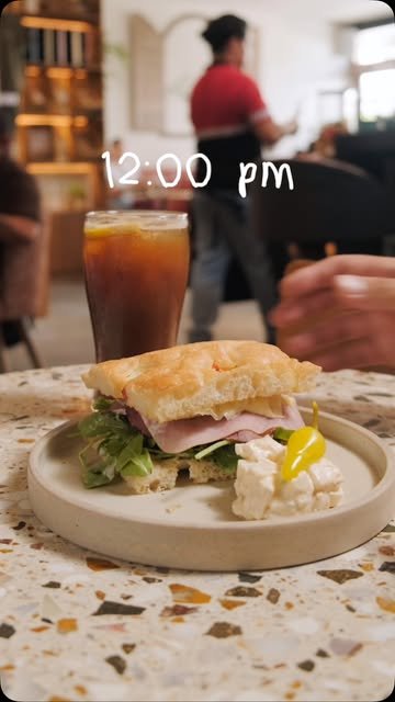 Sándwich de jamón en focaccia con té helado