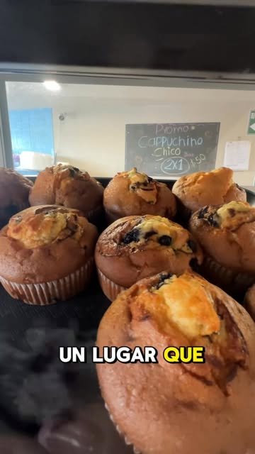Reel: muffins en la vitrina y pizarrón de promo