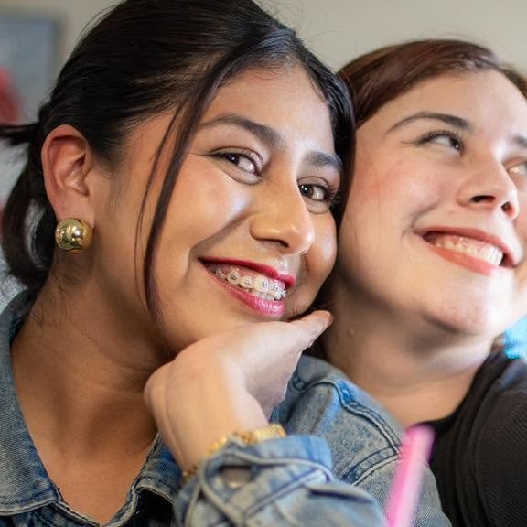Publicación: dos amigas sonriendo en su coffee date