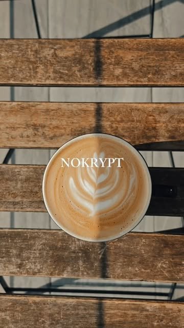 Reel: latte con arte sobre mesa de madera