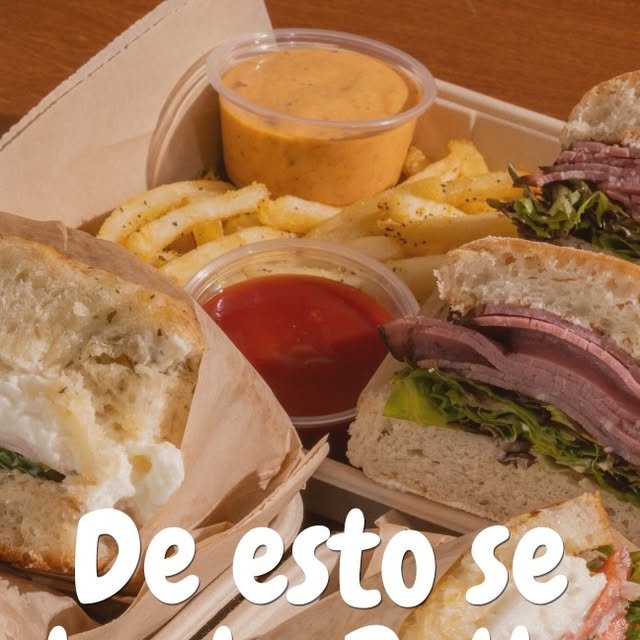 Sándwiches con papas en papel kraft