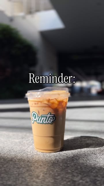 Latte frío en vaso de Punto bajo el sol de la plaza