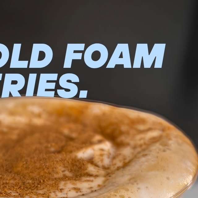 Primer plano de la espuma fría espolvoreada con canela de la Cold Foam Series
