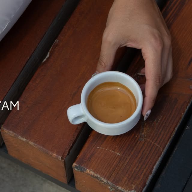 Espresso en banca de madera