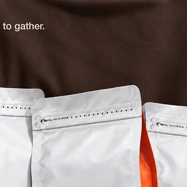 Bolsas de café de STUDIO con tira 'pull tab to open' sobre fondo café