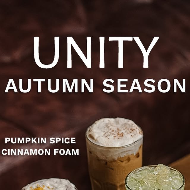 Bebidas de temporada de Unity: pumpkin spice con espuma de canela y una bebida cítrica con hielo