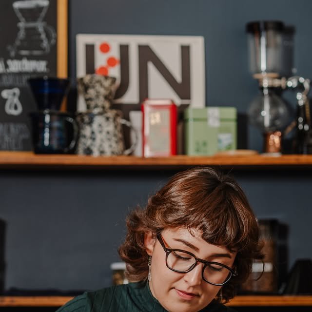 Barista invitada en Fishing Drips frente a la repisa de Unity